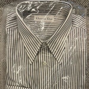New Christian Dior Dress Shirt
Multi Stripe
100% Cotton
French Cuff
16 x 32